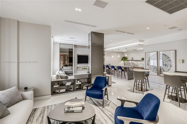 Building Photo - 888 Brickell Key Dr