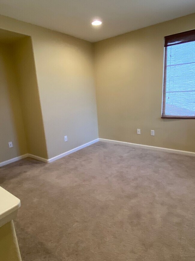Building Photo - San Ramon Gale Ranch Townhouse 3BD/2.5BA with 4th Room for Office Loft! Community Pool Included!