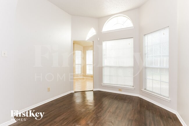 Building Photo - 5309 Tennis Villa Dr