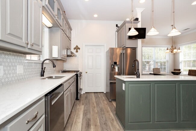 Building Photo - Historic Highland Road Beauty with Bayou V...