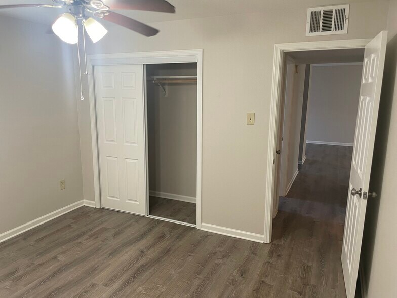 Apt B bedroom - 1325 Lake Ave