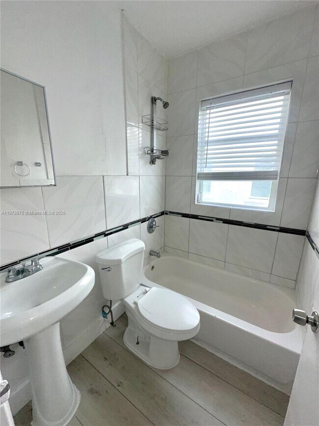 Building Photo - 967 SW 5th St