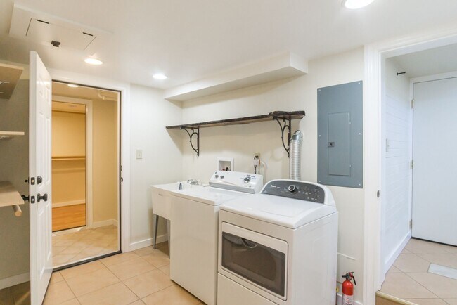 Building Photo - 5bd/4ba Seattle Home