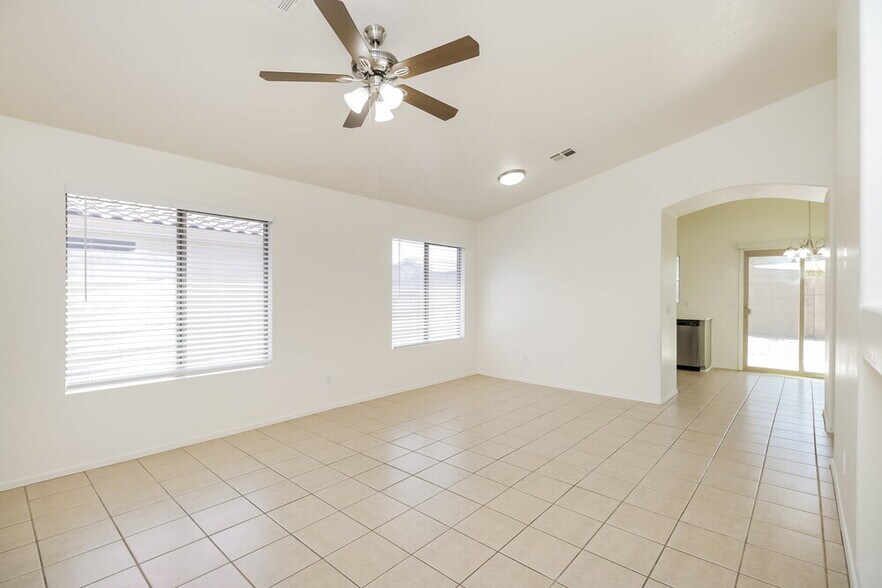 Building Photo - 977 E Graham Ln