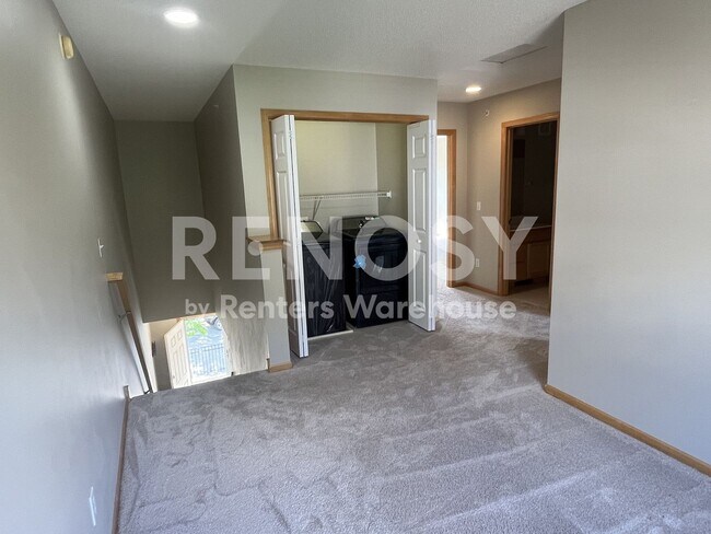 Building Photo - Available Now 3 Bedroom 1 Bath 1 Powder Room Townhome in Eden Prairie
