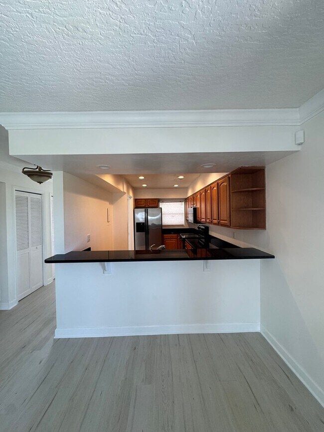 Building Photo - Live the ultimate beachside lifestyle!