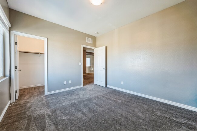 Building Photo - "Spacious 4-Bed Oasis in Las Vegas: Granit...