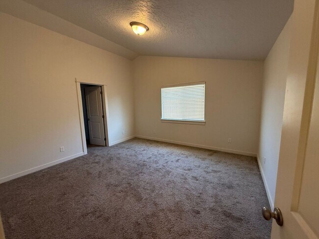 Building Photo - 3 Bedroom / 2 Bathroom in NW Redmond OR