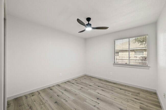 Building Photo - 919 Flanagan Dr