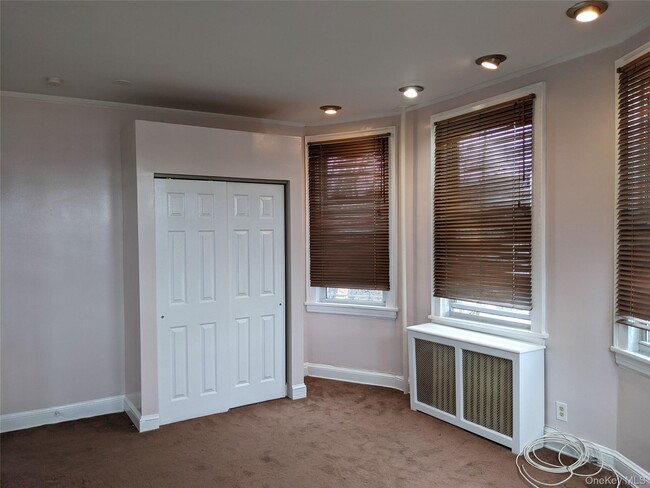 Building Photo - 26 Coligni Ave
