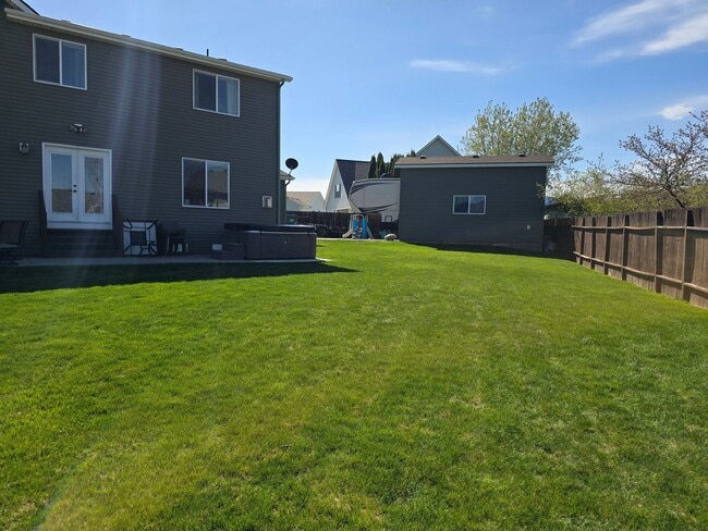 Building Photo - Beautiful 5 bedroom 2.5 bath home with 3 car garage and an additional Custom Shop in Post Falls!