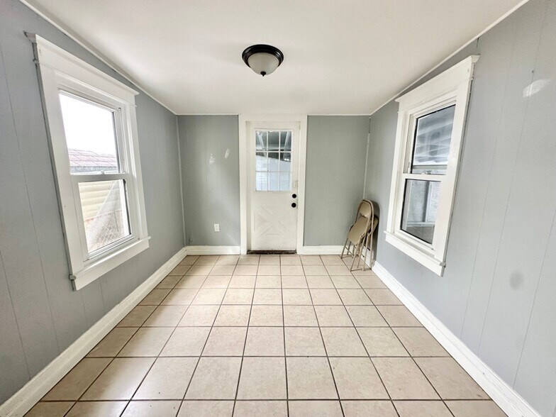 Building Photo - 308 W Almond St