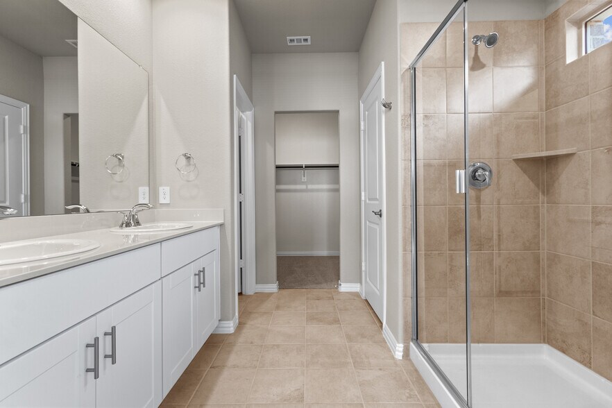 Building Photo - 6649 Valley Lake Ln