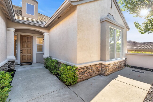 Building Photo - Gorgeous Single Story Home with a Sparklin...
