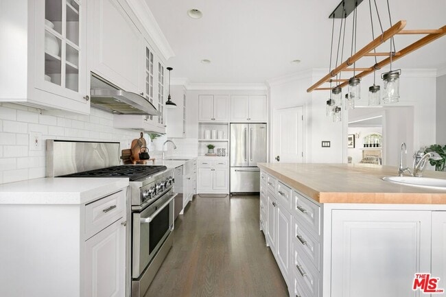 Building Photo - 11217 Kling St