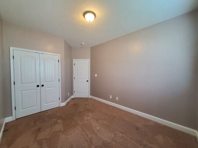 Building Photo - 2244 Lakedale Dr