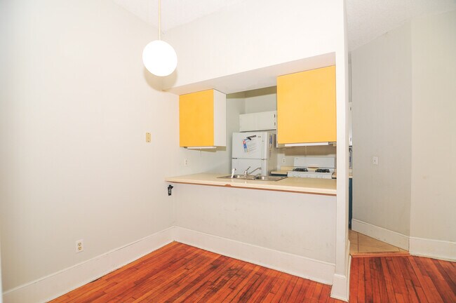 Building Photo - 1015 13th Ave SE