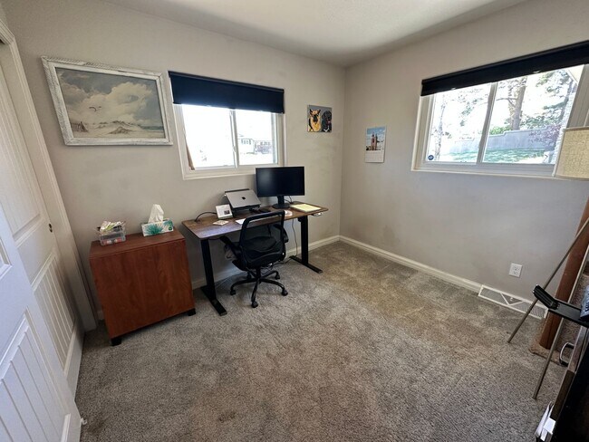 Building Photo - Cozy Rancher In The Addisons!