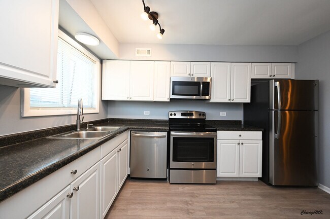 Building Photo - 9360 Bay Colony Dr