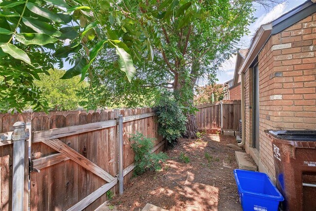 Building Photo - 1015 E Yager Ln