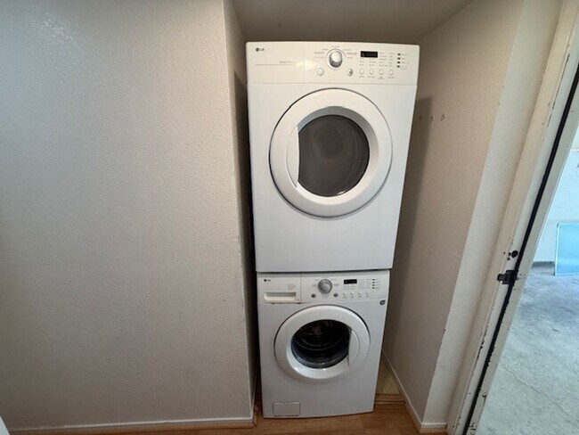 Building Photo - 2-Bedroom, 2-Bathroom Ground Level Condo in Hercules