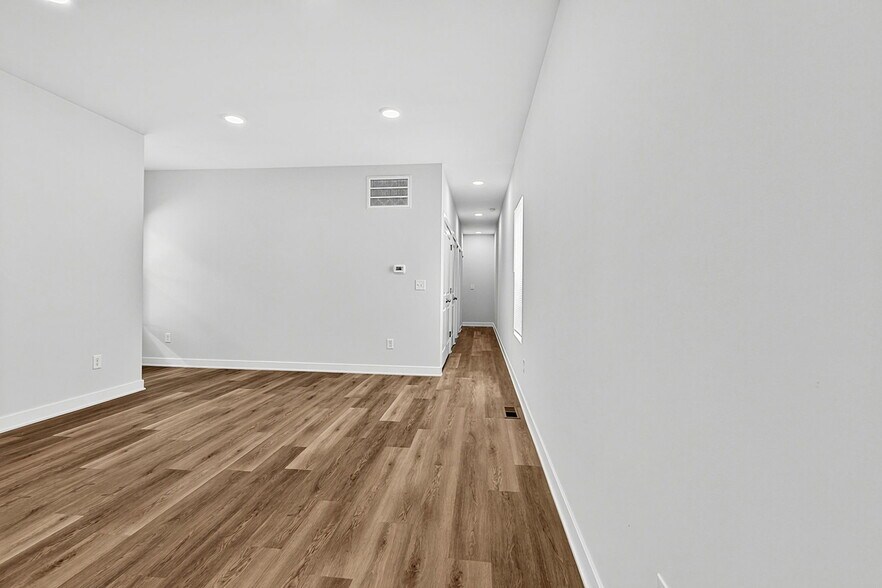 Building Photo - 3947 Rookwood Ave