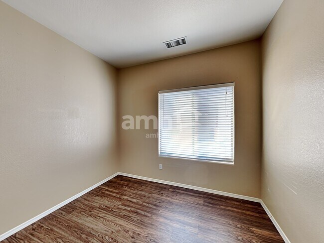 Building Photo - 614 W Mountain View Dr