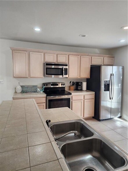 Building Photo - 870 Marina Dr