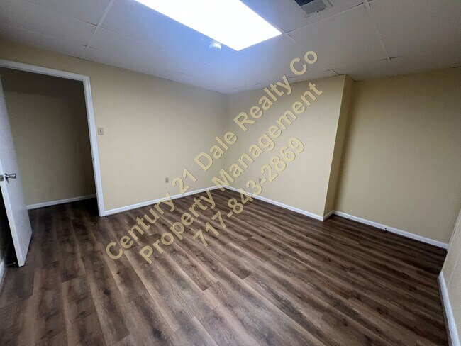 Building Photo - Very Spacious First Floor 2 Bedroom in Dov...