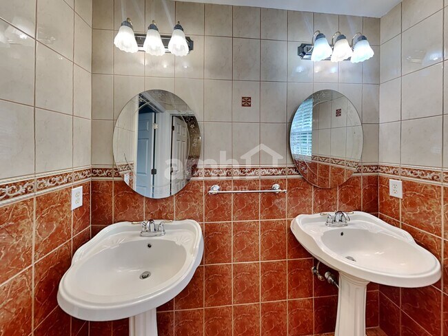 Building Photo - 586 Hollerman Ln