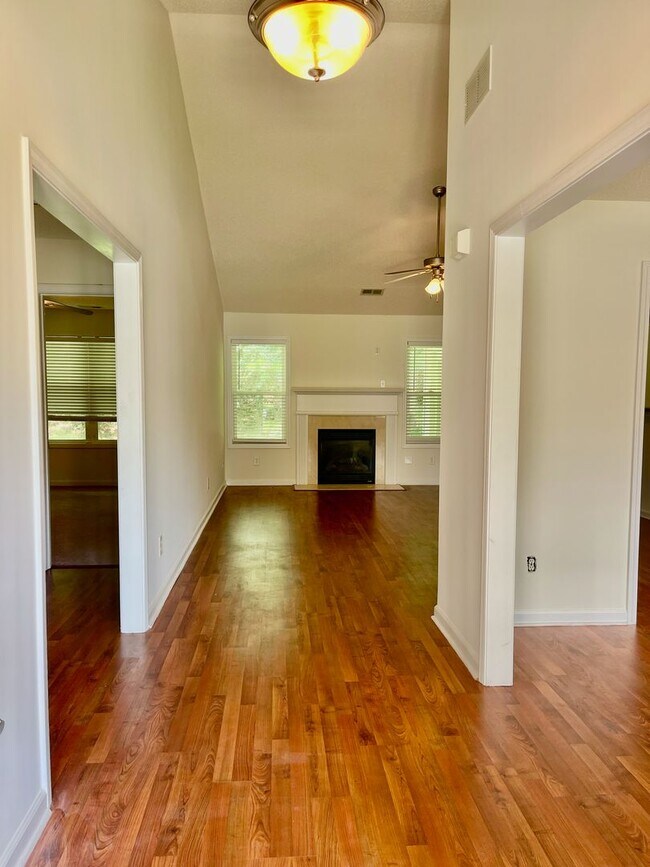 Building Photo - Ranch Home Located Minutes to Downtown Dallas