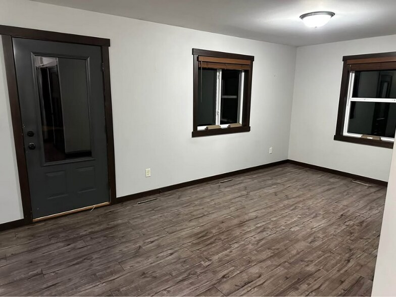 Building Photo - 1042 E Madison St