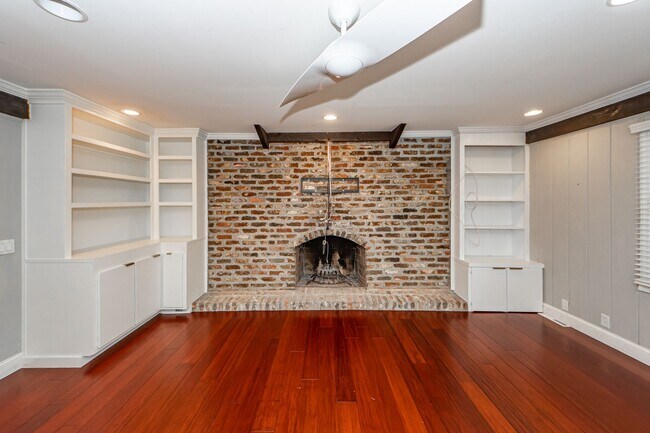 Building Photo - 4 Bedroom 2.5 Bath House in Montclair - We...