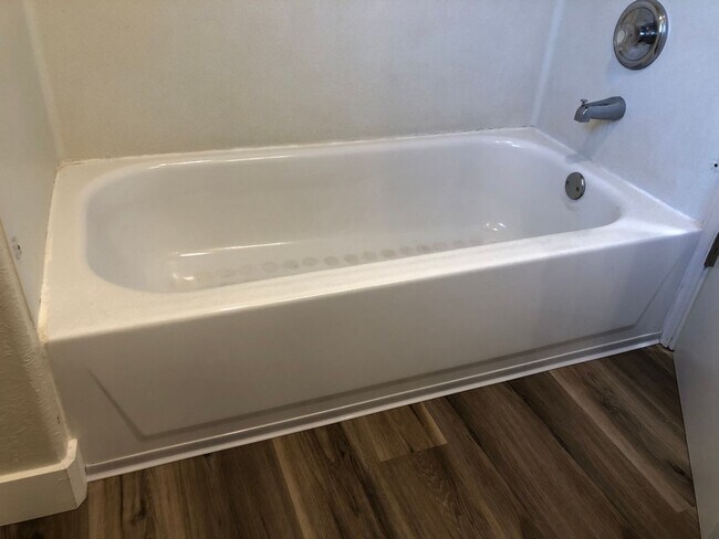 Building Photo - Updated 2 bedroom, 2 bathroom duplex in Sp...