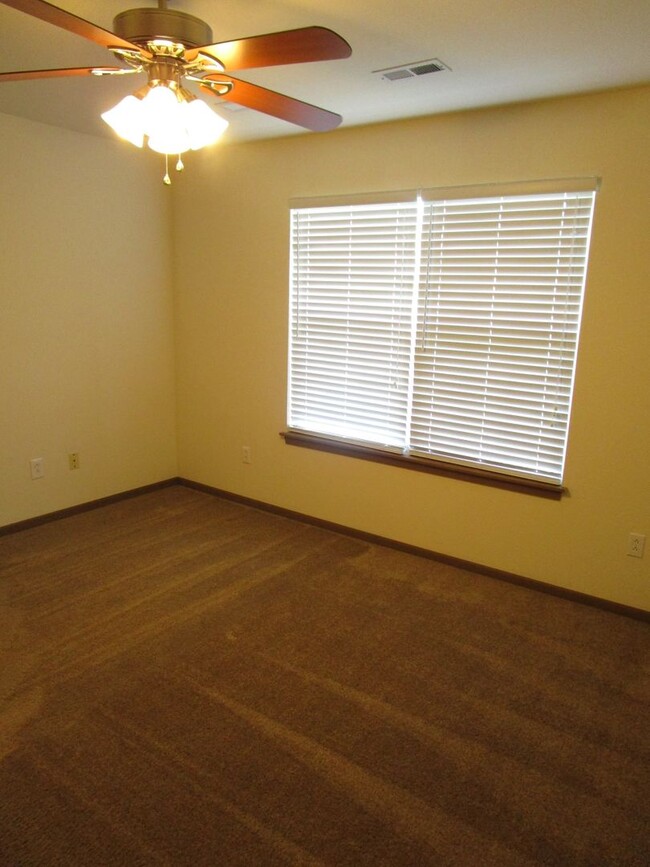 Building Photo - 601-603 Glenstone Dr.