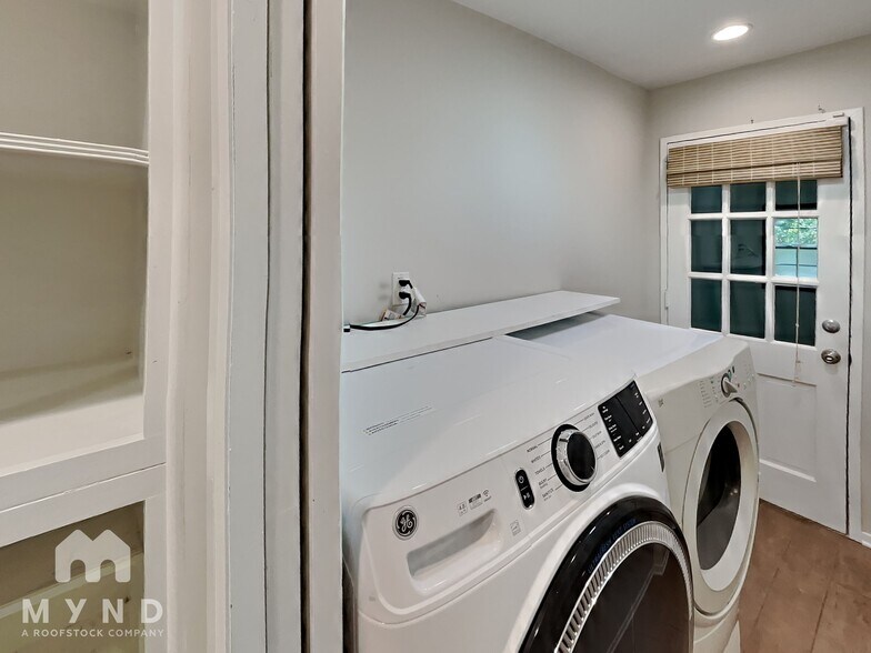 Building Photo - 3120 Skyland Dr NE