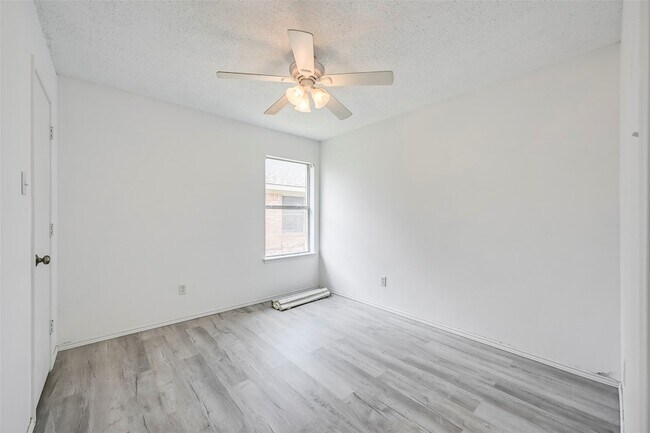 Building Photo - 809 Elbe Dr