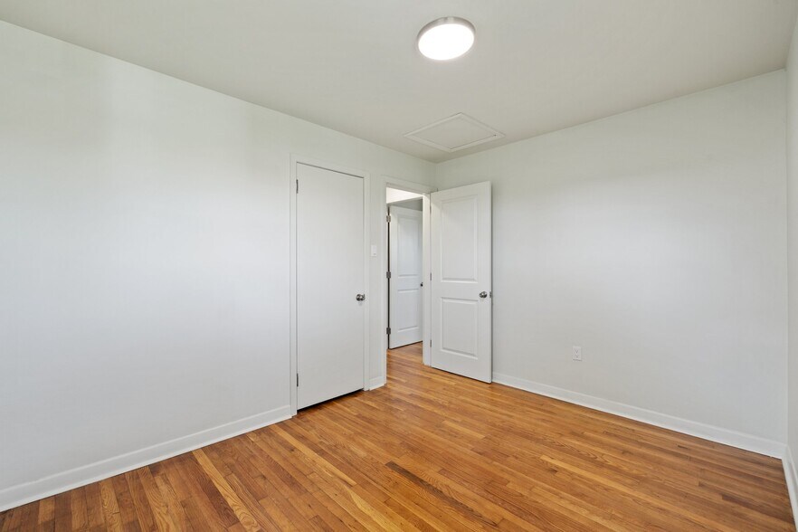 Building Photo - 389 Thompson St