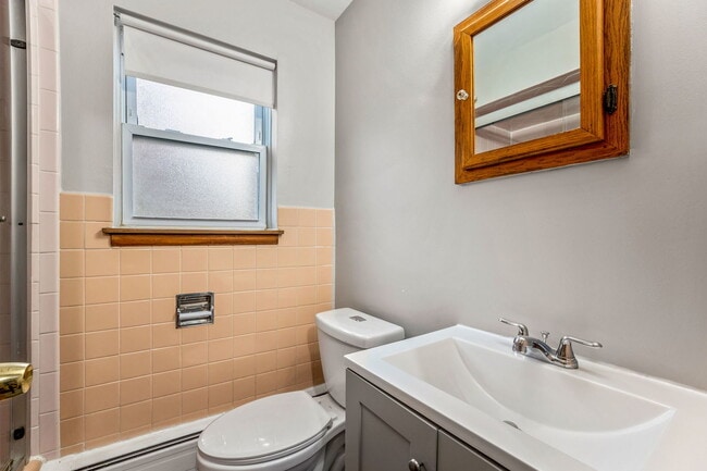 Building Photo - 21 E Thorndale Ave