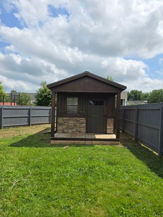 Building Photo - Pet Friendly Three Bedroom with Bonus!