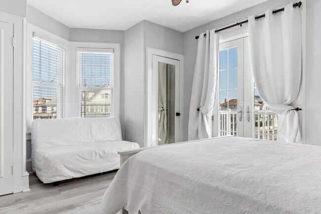 Building Photo - 100 S Amherst Ave