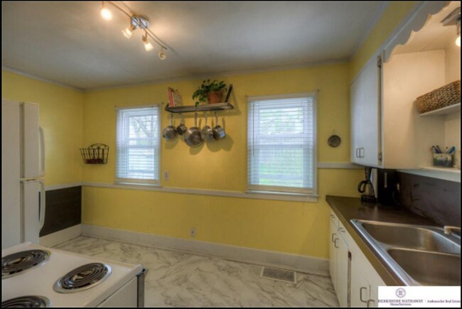 Building Photo - Charming 2 Bedroom Near Blackstone!!