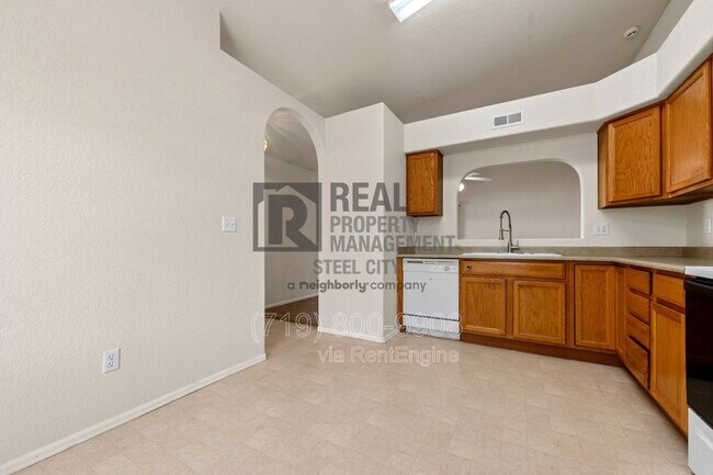 Building Photo - 1014 Pinecrest Dr