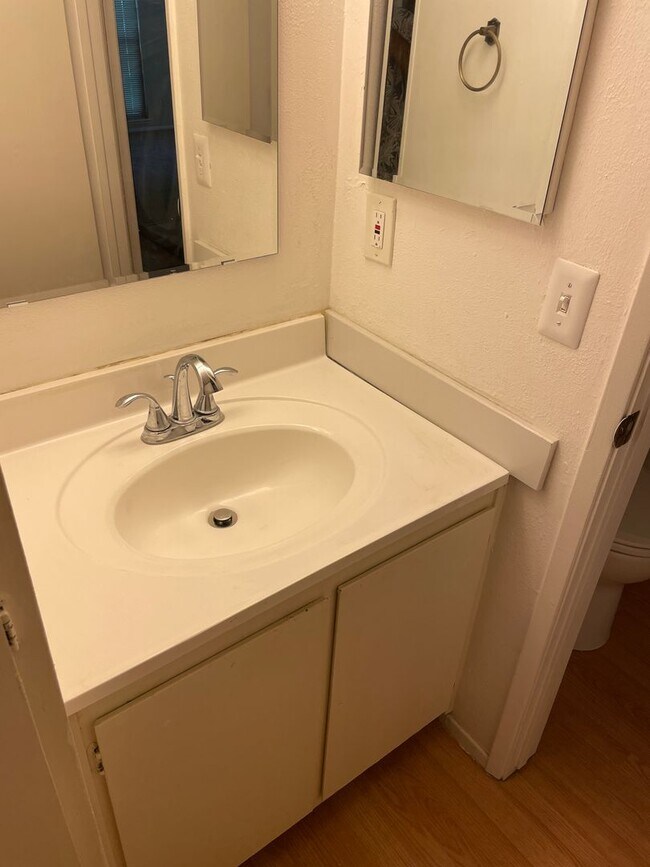 Building Photo - Gorgeous South Natomas Condo