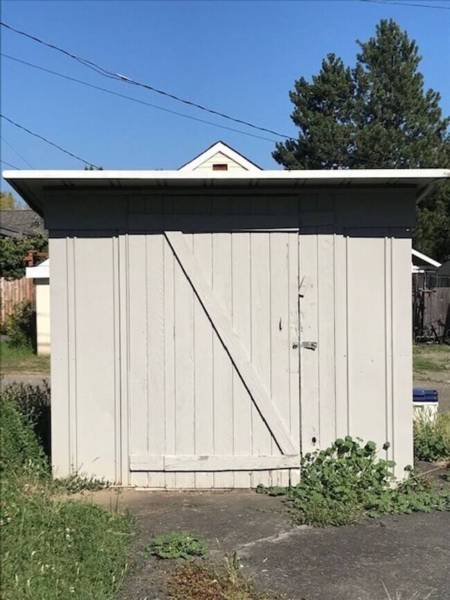 Building Photo - 3 Bedroom, 1 Bathroom Home in Sunnyland! Lawncare included with ample parking