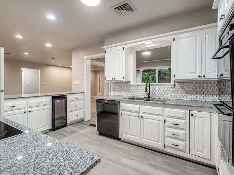 Building Photo - 12136 Thorn Ridge Rd