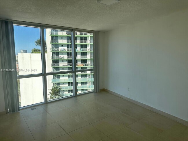 Building Photo - 1750 N Bayshore Dr