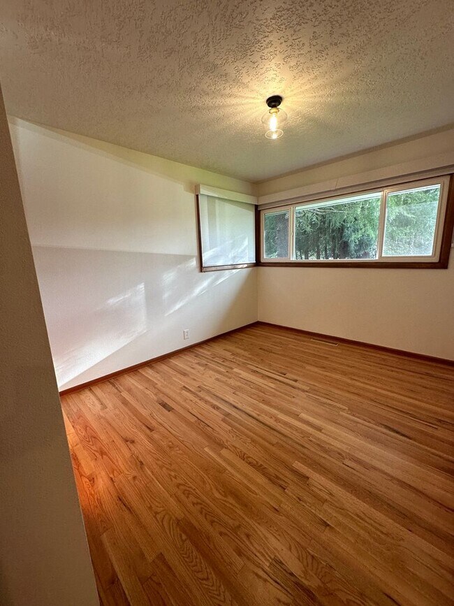 Building Photo - GORGEOUS RANCH STYLE HOME ON HUGE MANICURED LOT IN GARDEN HOME IN SW PORTLAND