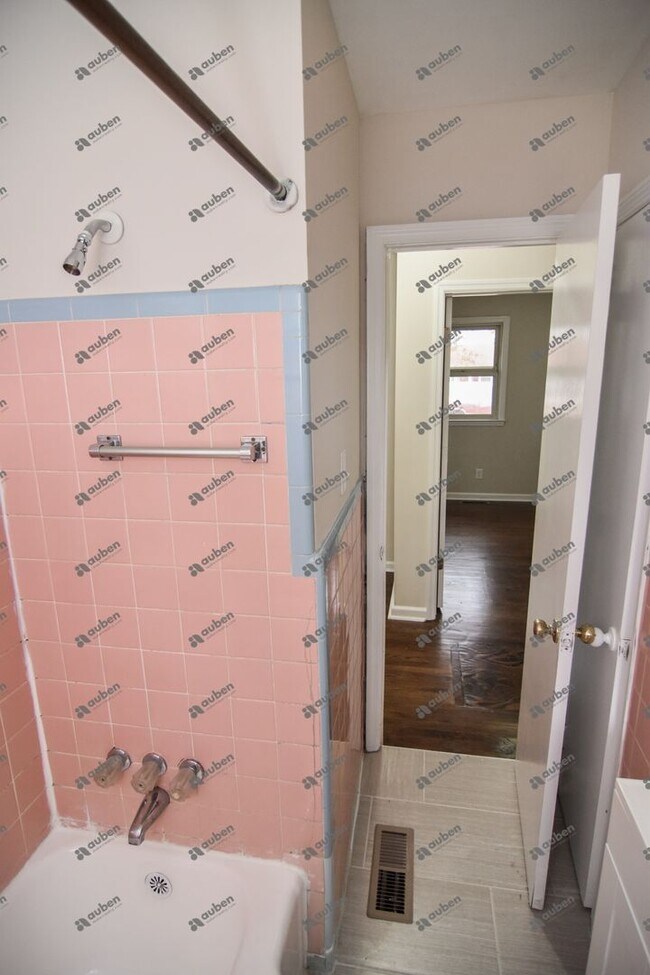 Building Photo - Updated 3 Bedroom 1 Bath Home