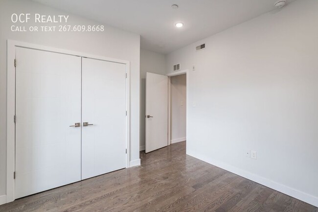 Building Photo - Two Bed Olde Kensington Apartment